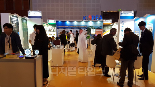 세계도로연맹 중동지역대회에 참가한 국내 중소기업 홍보부스를 관람객들이 구경하고 있다.<한국도로공사 제공>